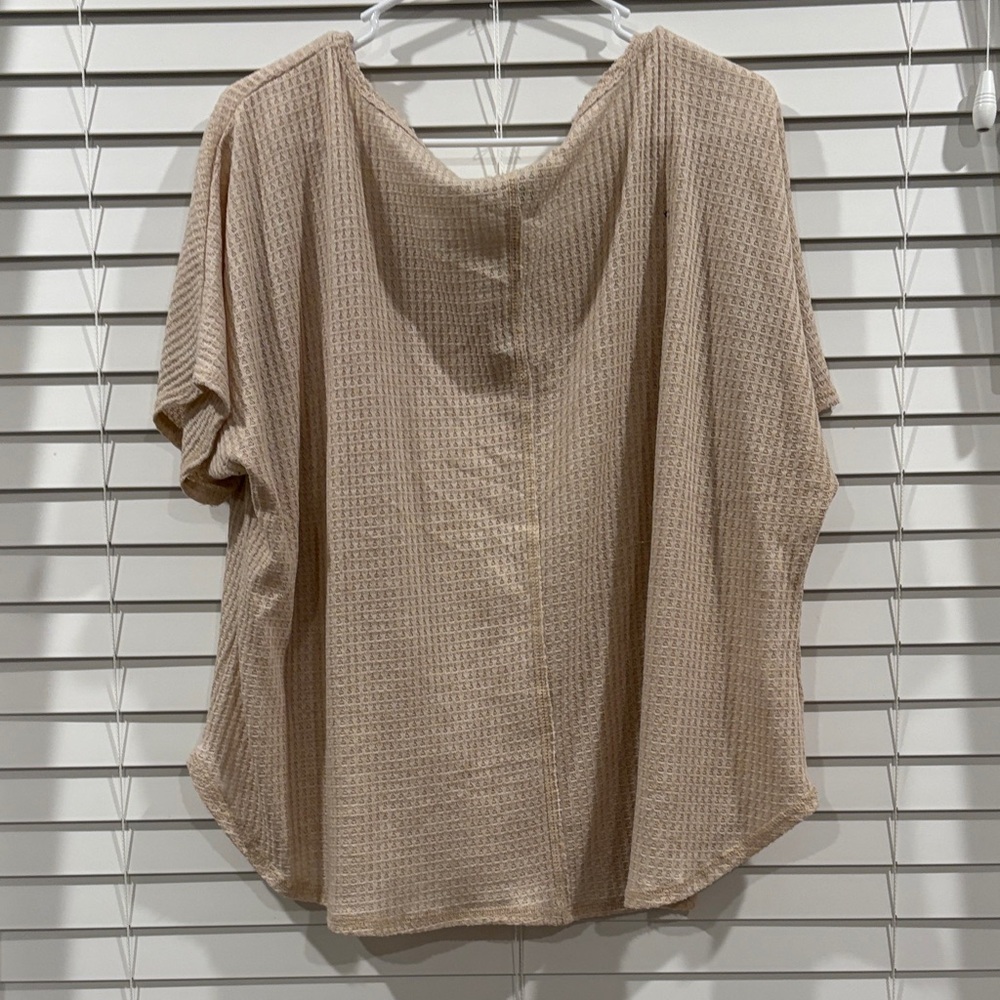 🌸3/$15🌸 Eddie Bauer Beige V-Neck Top - Picture 4 of 4